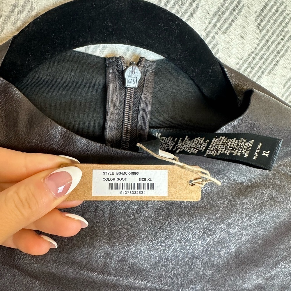 SKIMS FAUX LEATHER MOCK NECK BODYSUIT SOOT NWT (SOLD OUT) 🖤 SIZE XL LONG SLEEVE - Picture 5 of 10